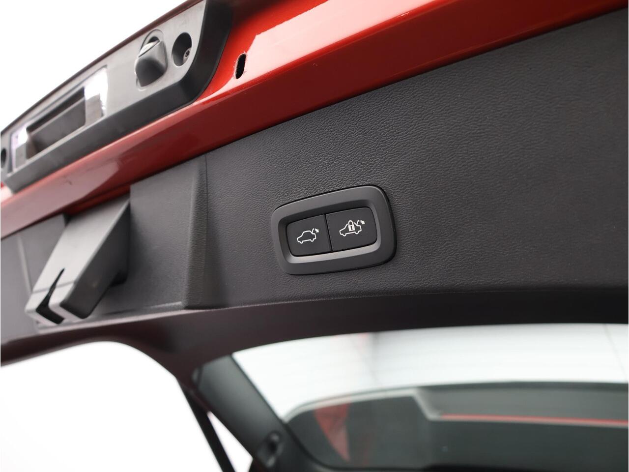 Volvo XC40 2.0 B4 R-Design / Pan. dak / Harman Kardon / Elektr. bed. stoelen / 360 camera / Standkachel / Stoel+stuur+achterbankverwarming / Full LED