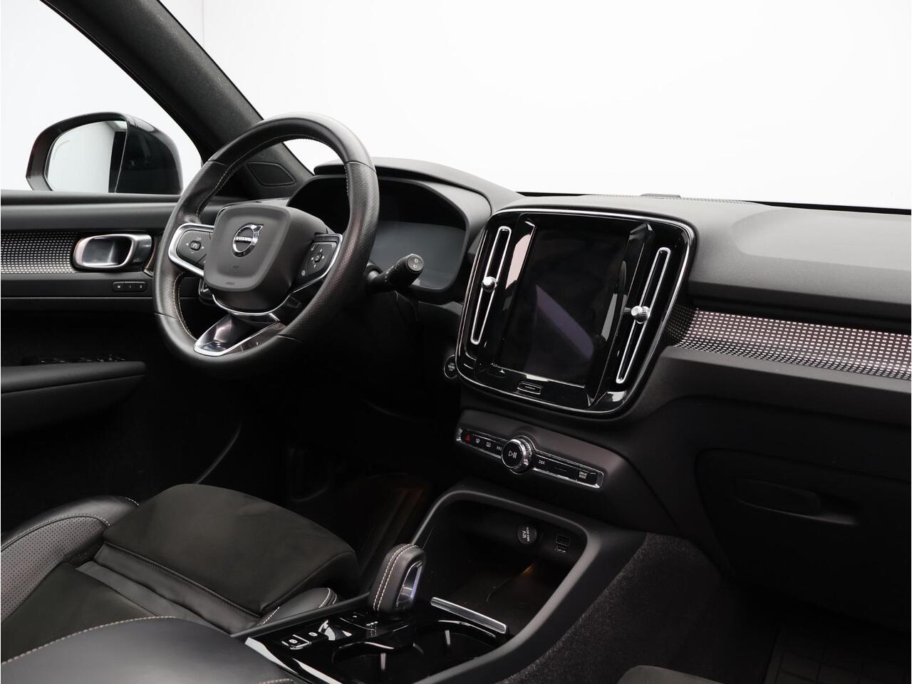 Volvo XC40 2.0 B4 R-Design / Pan. dak / Harman Kardon / Elektr. bed. stoelen / 360 camera / Standkachel / Stoel+stuur+achterbankverwarming / Full LED