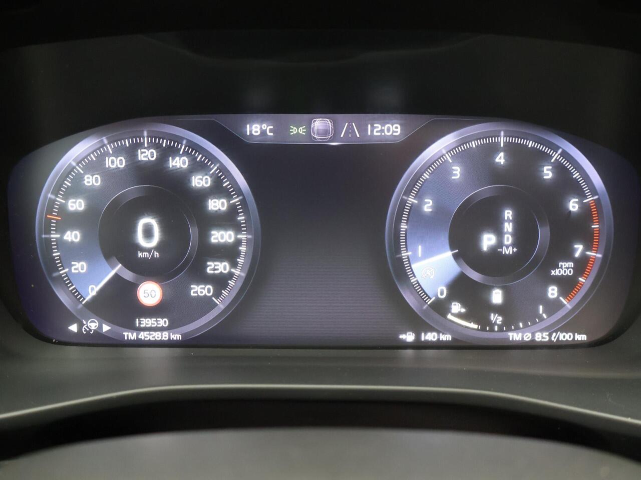 Volvo XC40 2.0 B4 R-Design / Pan. dak / Harman Kardon / Elektr. bed. stoelen / 360 camera / Standkachel / Stoel+stuur+achterbankverwarming / Full LED