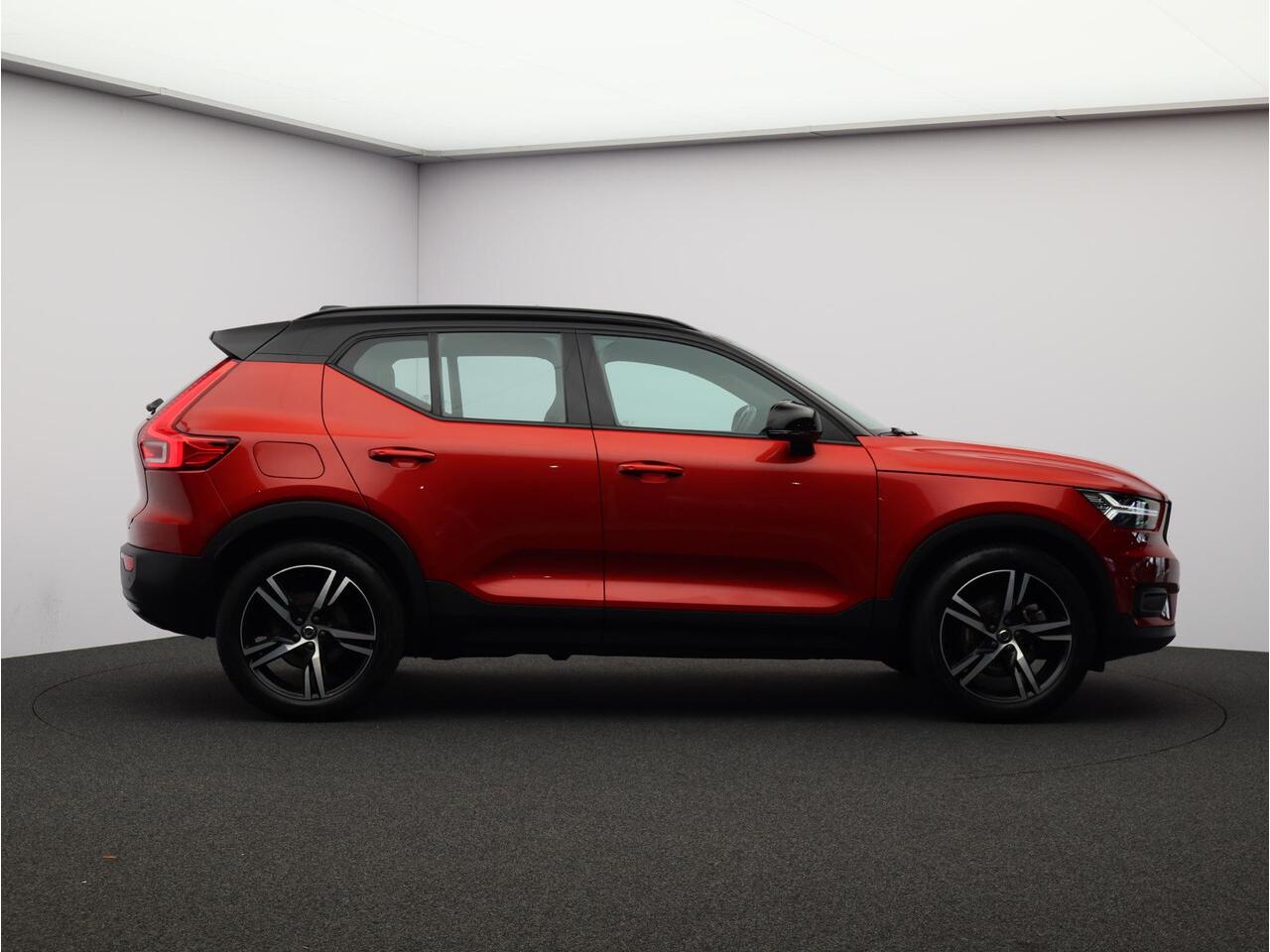 Volvo XC40 2.0 B4 R-Design / Pan. dak / Harman Kardon / Elektr. bed. stoelen / 360 camera / Standkachel / Stoel+stuur+achterbankverwarming / Full LED