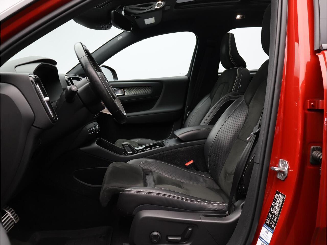 Volvo XC40 2.0 B4 R-Design / Pan. dak / Harman Kardon / Elektr. bed. stoelen / 360 camera / Standkachel / Stoel+stuur+achterbankverwarming / Full LED