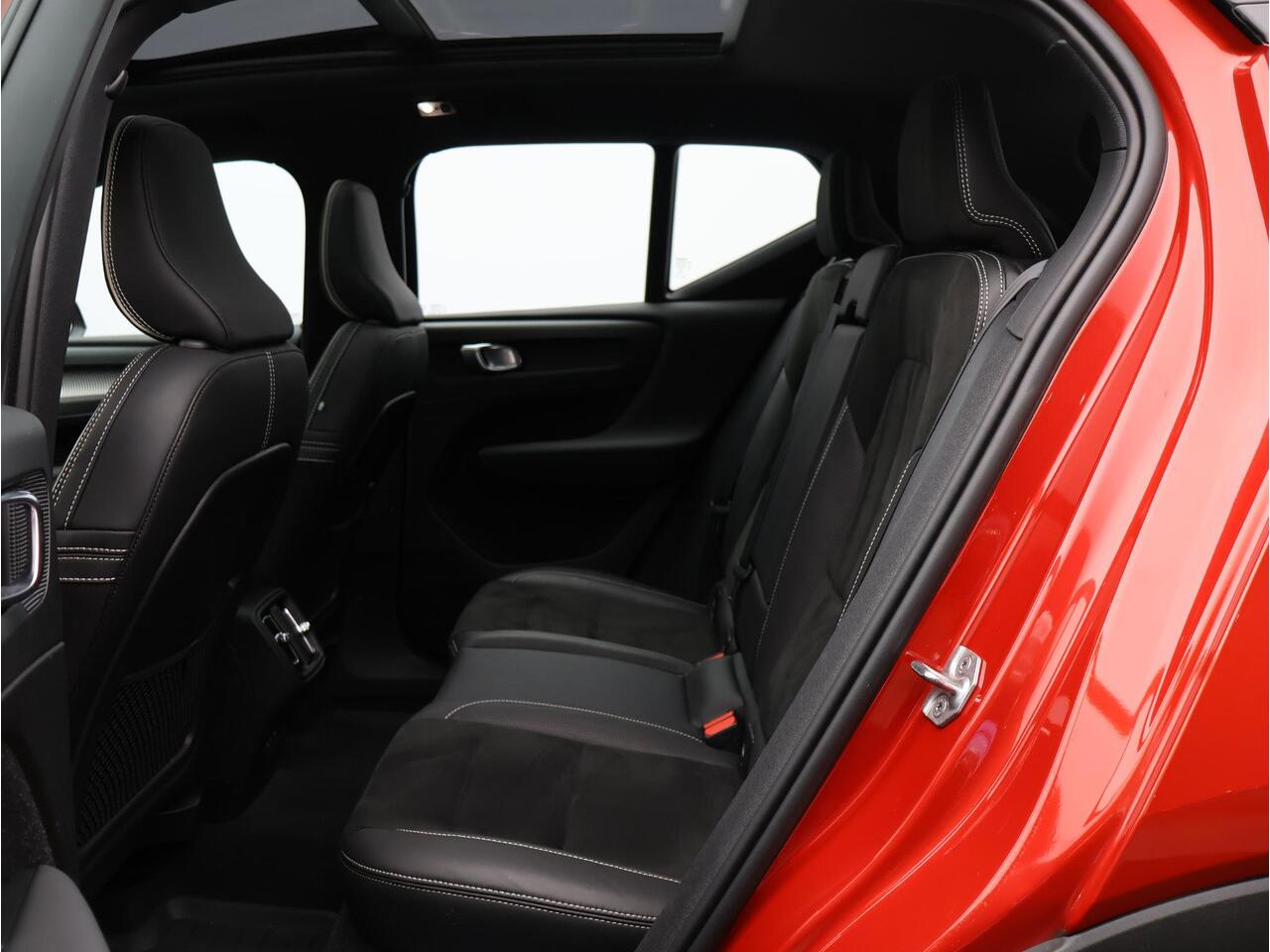 Volvo XC40 2.0 B4 R-Design / Pan. dak / Harman Kardon / Elektr. bed. stoelen / 360 camera / Standkachel / Stoel+stuur+achterbankverwarming / Full LED