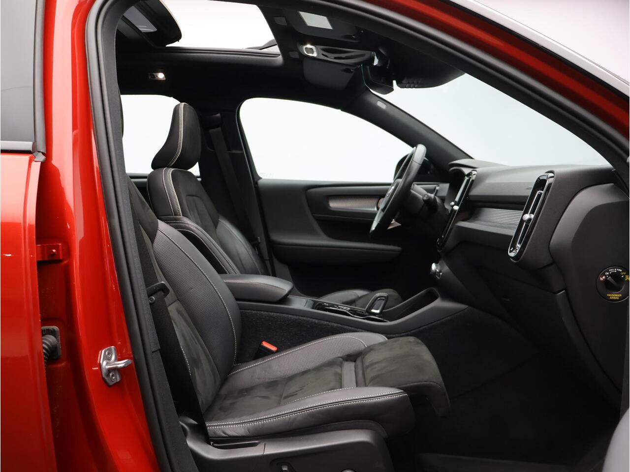 Volvo XC40 2.0 B4 R-Design / Pan. dak / Harman Kardon / Elektr. bed. stoelen / 360 camera / Standkachel / Stoel+stuur+achterbankverwarming / Full LED