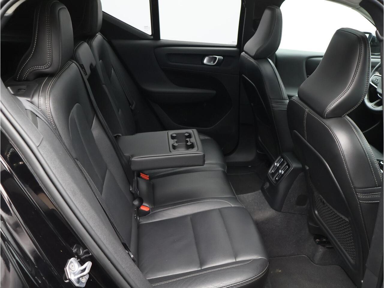 Volvo XC40 T5 Twin Engine Inscription / Pano. dak / Elek. verstelbare stoelen / Camera achter / Adaptive cruise / Leder / Stoelen verwarmd / BLIS / Parkeerhulp / Carplay /