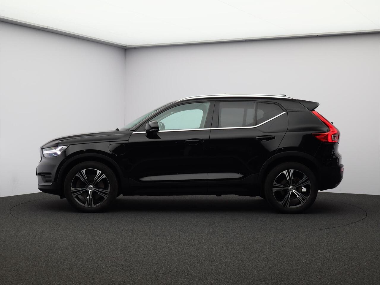 Volvo XC40 T5 Twin Engine Inscription / Pano. dak / Elek. verstelbare stoelen / Camera achter / Adaptive cruise / Leder / Stoelen verwarmd / BLIS / Parkeerhulp / Carplay /