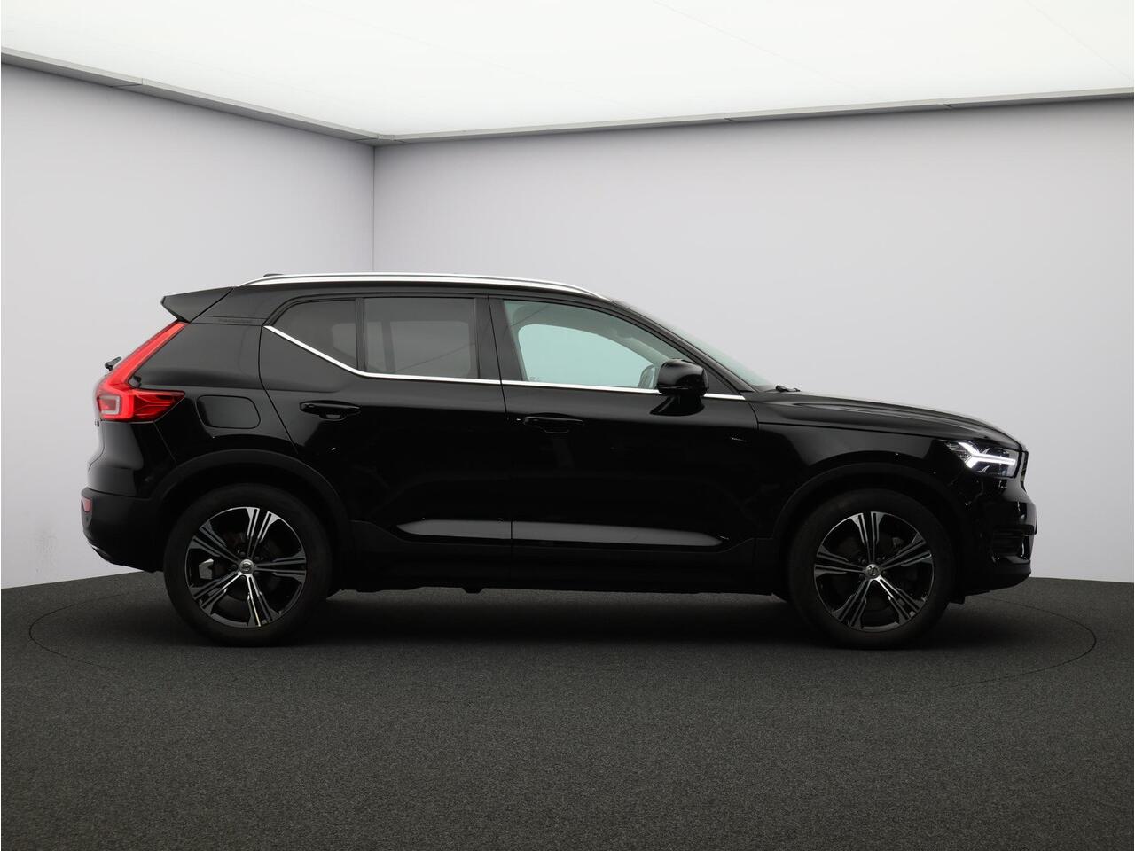 Volvo XC40 T5 Twin Engine Inscription / Pano. dak / Elek. verstelbare stoelen / Camera achter / Adaptive cruise / Leder / Stoelen verwarmd / BLIS / Parkeerhulp / Carplay /