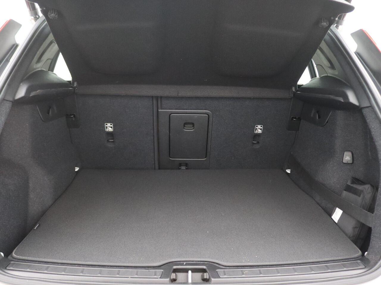 Volvo XC40 1.5 T5 Twin Engine Inscription 263PK Aut. SOH 86%, Trekhaak, Adaptieve Cruise Controle, Leder, 360gr. Camera, Memorystoel, Elektr. Achterklep, Navigatie, 19" LM Velgen, Clima, Parkeersensor voor+achter, Stoelverwarming