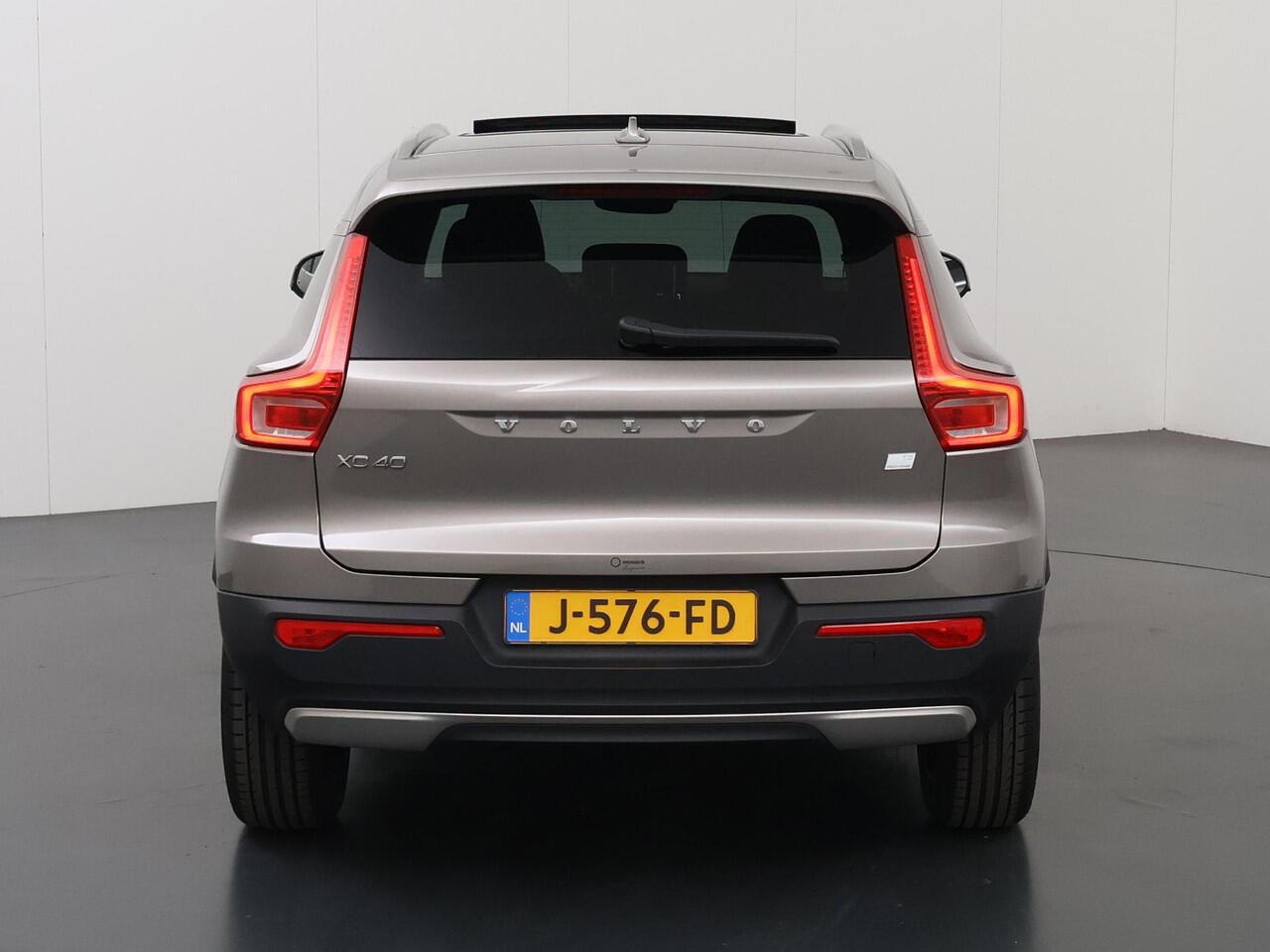Volvo XC40 1.5 T5 Recharge Inscription | Schuifdak | Lederen bekleding | Memory stoelen | Adaptive cruise control | BLIS | Comfortstoelen | Navigatie | DAB | Apple Carplay/Android Auto | Stoel/stuur verwarming | Camera |