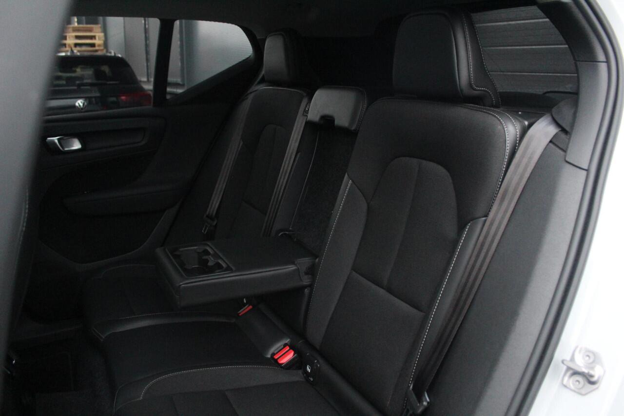 Volvo XC40 1.5 T5 Twin Engine Momentum Pro | Panorama-dak| Trekhaak | Memory | Adaptieve Cruise | 360 camera | Voorstoelen verwarmd