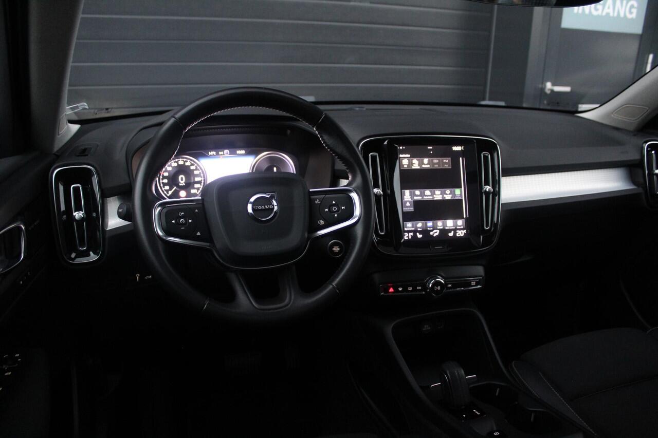 Volvo XC40 1.5 T5 Twin Engine Momentum Pro | Panorama-dak| Trekhaak | Memory | Adaptieve Cruise | 360 camera | Voorstoelen verwarmd