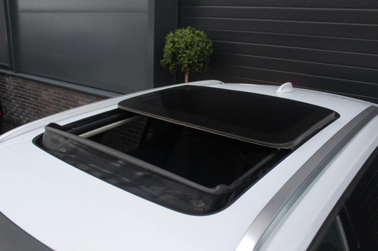 Volvo XC40 1.5 T5 Twin Engine Momentum Pro | Panorama-dak| Trekhaak | Memory | Adaptieve Cruise | 360 camera | Voorstoelen verwarmd