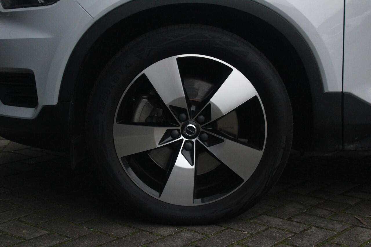 Volvo XC40 1.5 T5 Twin Engine Momentum Pro | Panorama-dak| Trekhaak | Memory | Adaptieve Cruise | 360 camera | Voorstoelen verwarmd