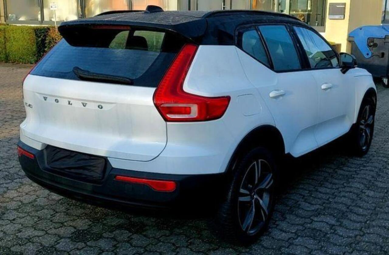 Volvo XC40 Plug-in Hybrid T5 R-Design | Adaptive cruise control | Harman Kardon audio | Stoel- en stuurverwarming | Elektrische stoelverstelling | Achteruitrijcamera | Voorruitverwarming | Parkeersensoren voor + achter | Dode hoek detectie BLIS |