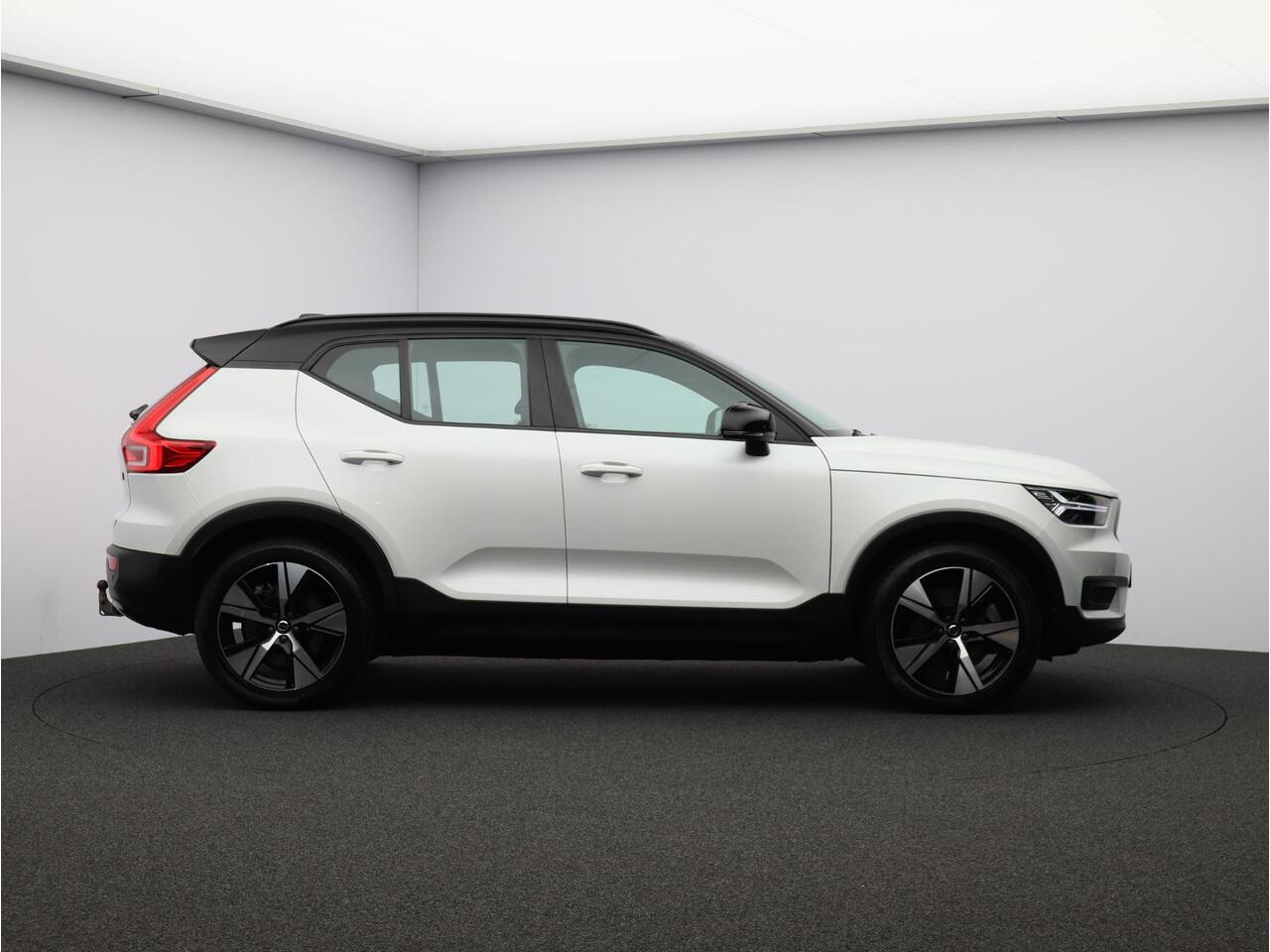 Volvo XC40 Recharge P8 AWD R-Design 93% SOH / Trekhaak / Elektr. bed. stoelen / Stuur+stoelverwarming / Keyless / Adaptive Cruise / Pilot Assist /