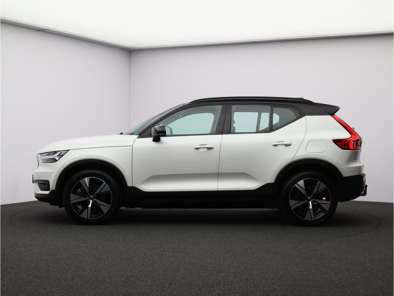 Volvo XC40 Recharge P8 AWD R-Design 93% SOH / Trekhaak / Elektr. bed. stoelen / Stuur+stoelverwarming / Keyless / Adaptive Cruise / Pilot Assist /