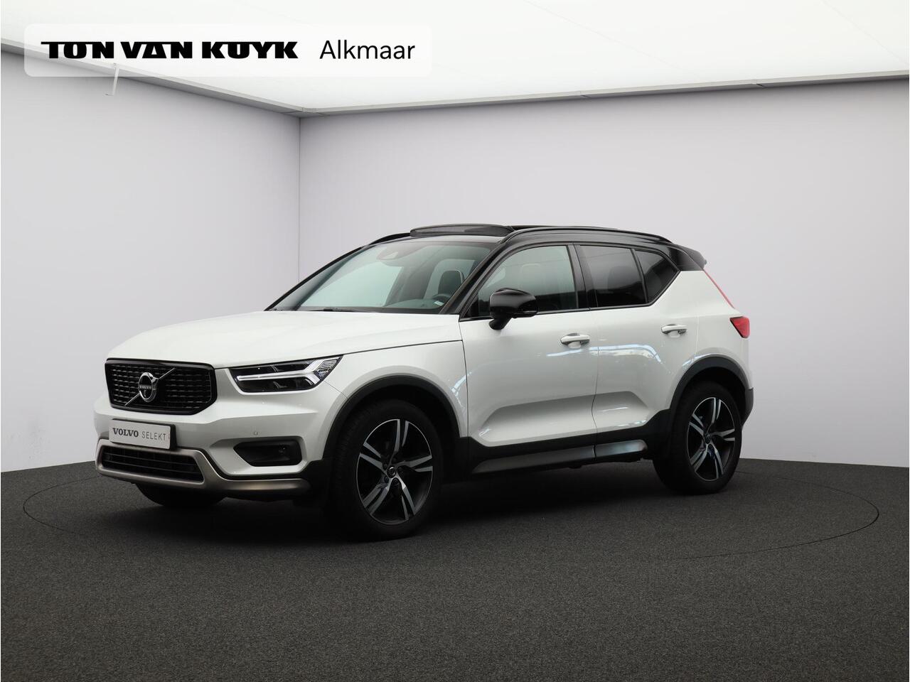 Volvo XC40 T3 Automaat R-Design / Trekhaak / Pan. dak / 360 camera/ Ext. styling / Privacy glass / CarPlay