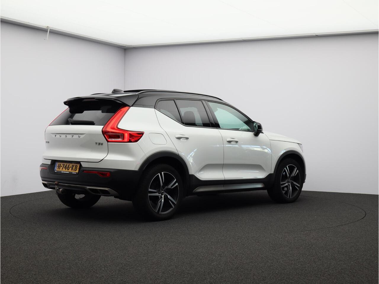 Volvo XC40 T3 Automaat R-Design / Trekhaak / Pan. dak / 360 camera/ Ext. styling / Privacy glass / CarPlay