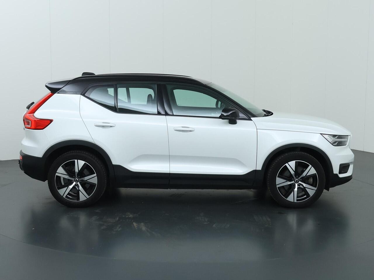 Volvo XC40 Recharge P8 AWD R-Design | SOH 91% | Trekhaak | Navigatie | Digitaal Dashboard | Comfortstoelen | Camera | DAB | Apple CarPlay/Android auto | Stoel/Stuurverwarming | BLIS |