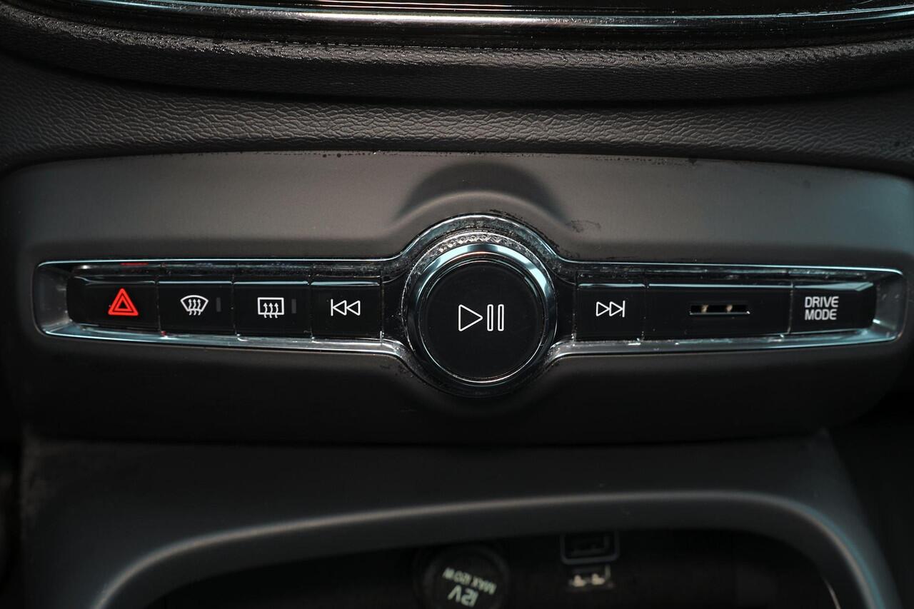 Volvo XC40 T4 Recharge Inscription Expression - IntelliSafe Assist & Surround - Parkeercamera achter - Parkeersensoren voor & achter - Apple Carplay & Android Auto - Standkachel - 18' LMV