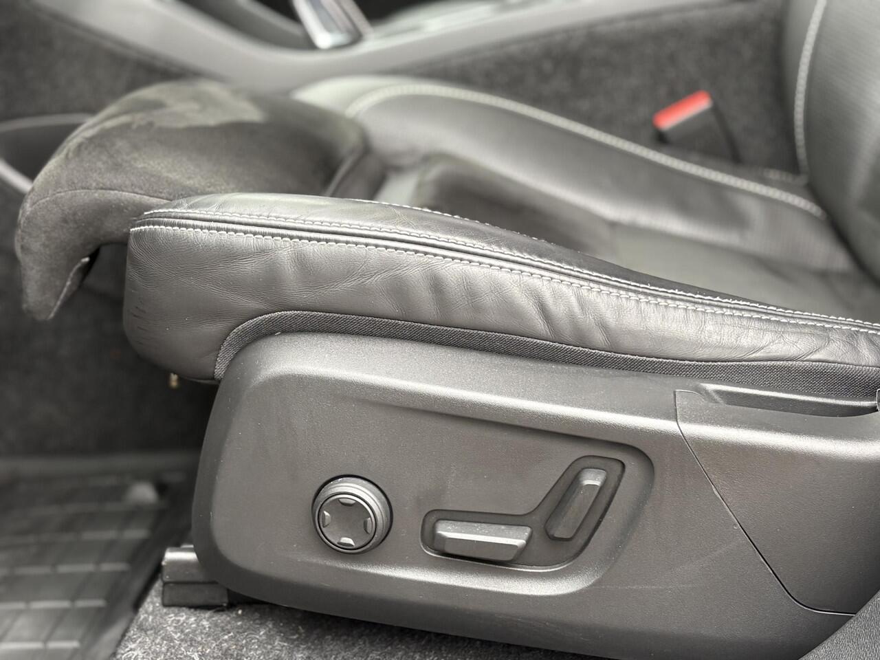 Volvo XC40 Recharge P8 AWD 78 kWh R-Design | Blis | Adaptieve cruise controle | Memory | Camera | Warmte Pomp | Stoel + Stuur verwarming |