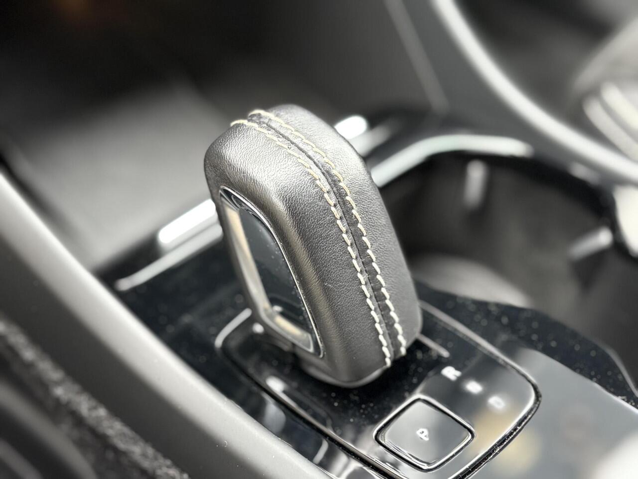 Volvo XC40 Recharge P8 AWD 78 kWh R-Design | Blis | Adaptieve cruise controle | Memory | Camera | Warmte Pomp | Stoel + Stuur verwarming |