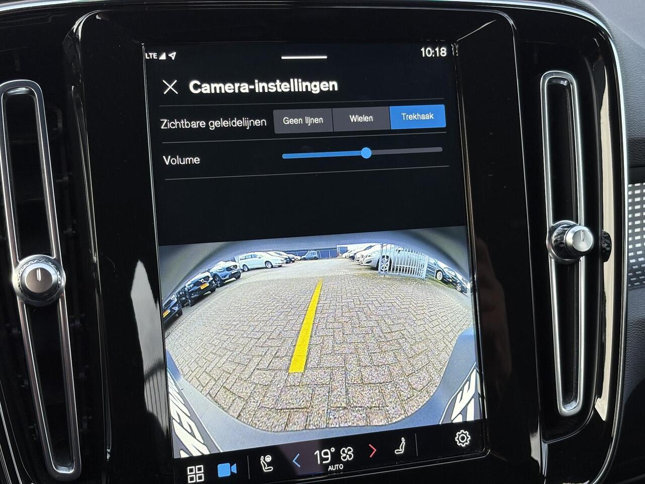 Volvo XC40 Recharge P8 AWD R-Design | Trekhaak | Blis | 360º Camera | Adaptieve cruise controle | Memory | Camera | Warmte Pomp | Stoel + Stuur verwarming |