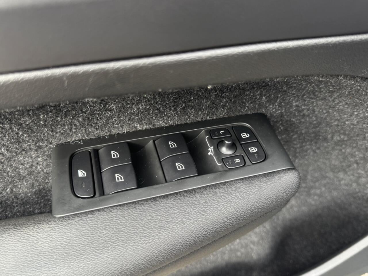 Volvo XC40 2.0 T4 Momentum | Trekhaak | CarPlay | Keyless | Leder