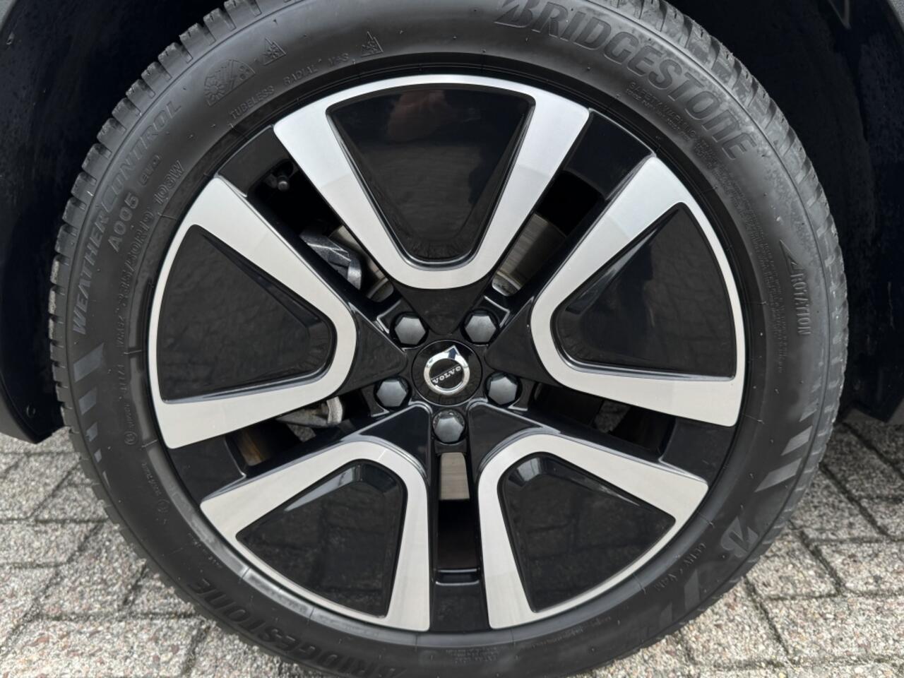 Volvo XC40 2.0 T4 Momentum | Trekhaak | CarPlay | Keyless | Leder