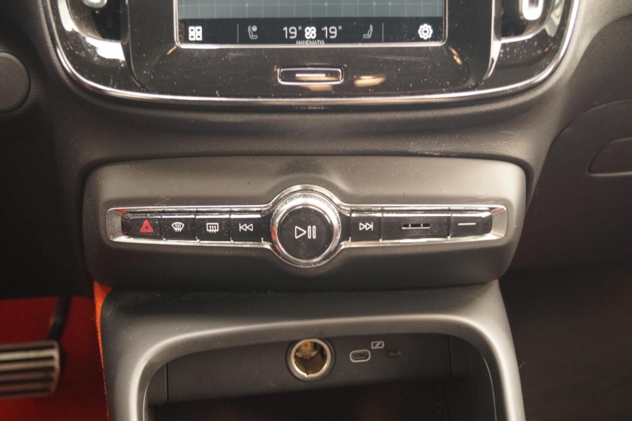 Volvo XC40 Recharge P8 AWD R-Design -PANO-NAVI-ECC-