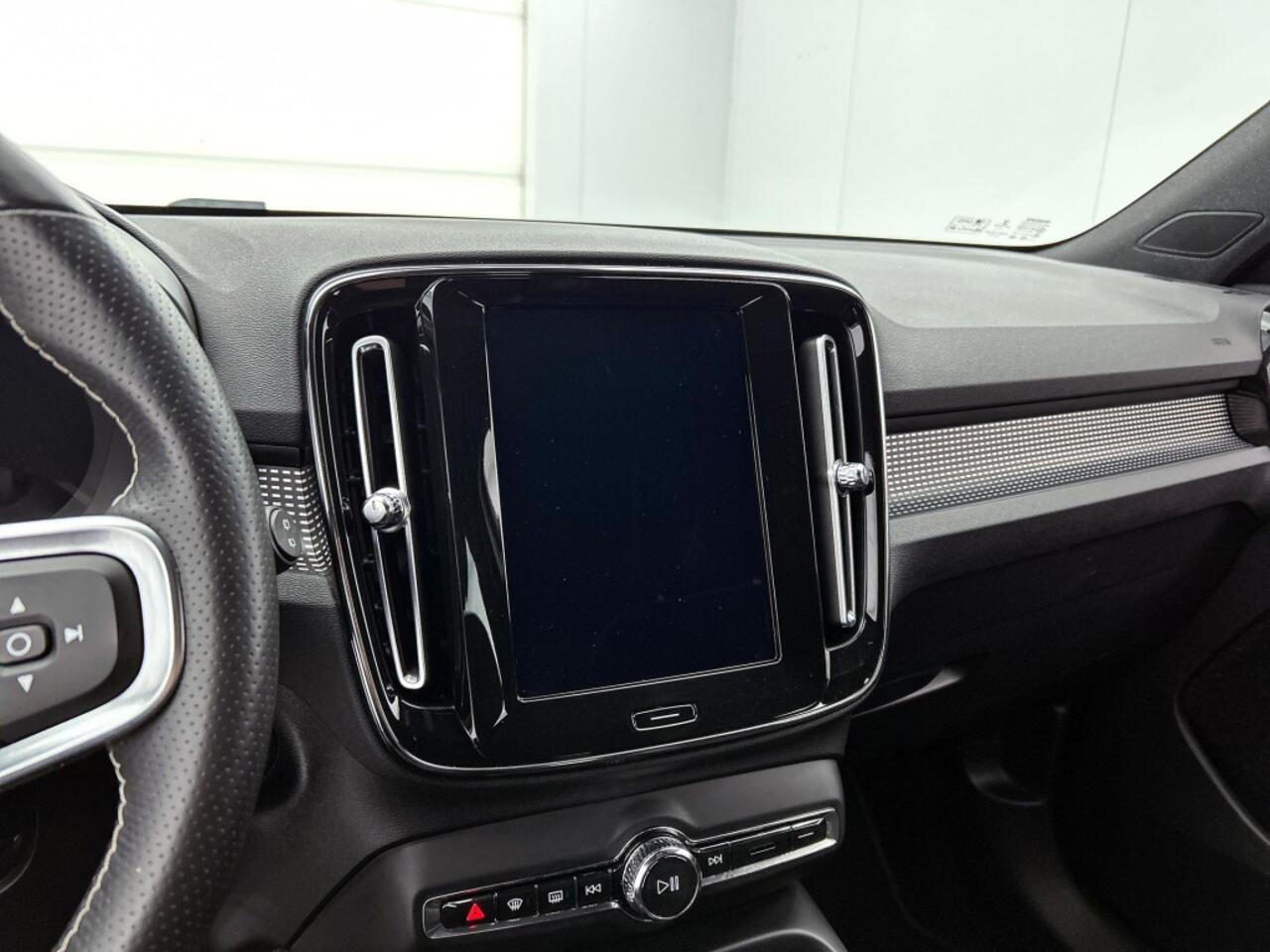 Volvo XC40 Recharge P8 AWD R-Design | SOH 92% | Trekhaak | 20" Velgen |