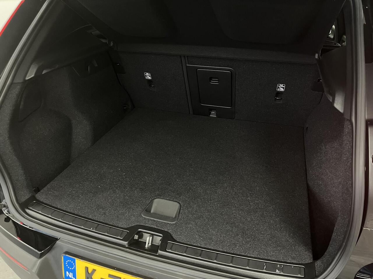 Volvo XC40 Recharge P8 AWD R-Design | SOH 93% | CAMERA | STOELVERWARMING | 1e-EIG. |