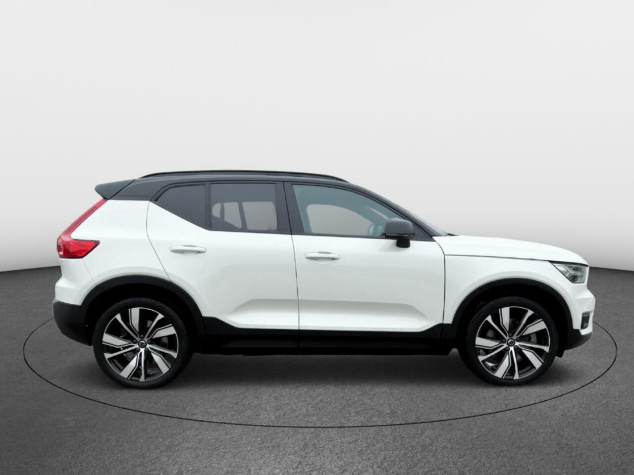 Volvo XC40 Recharge P8 AWD R-Design 409Pk | Trekhaak | Stoelverwarming