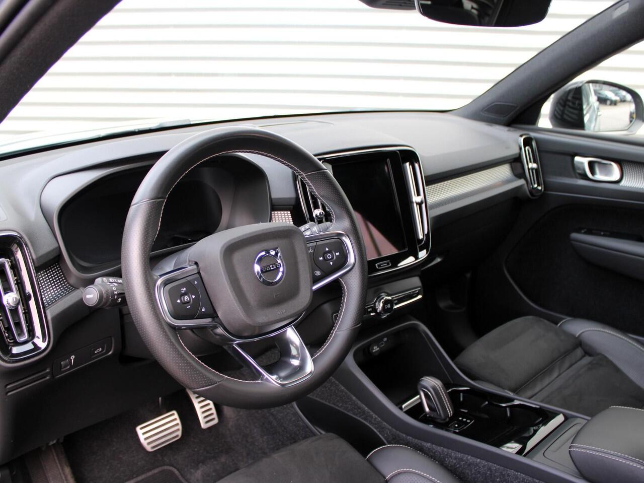 Volvo XC40 Recharge P8 AWD R-Design Automaat / 20" velgen / Trekhaak / BLISS / Google Maps navi