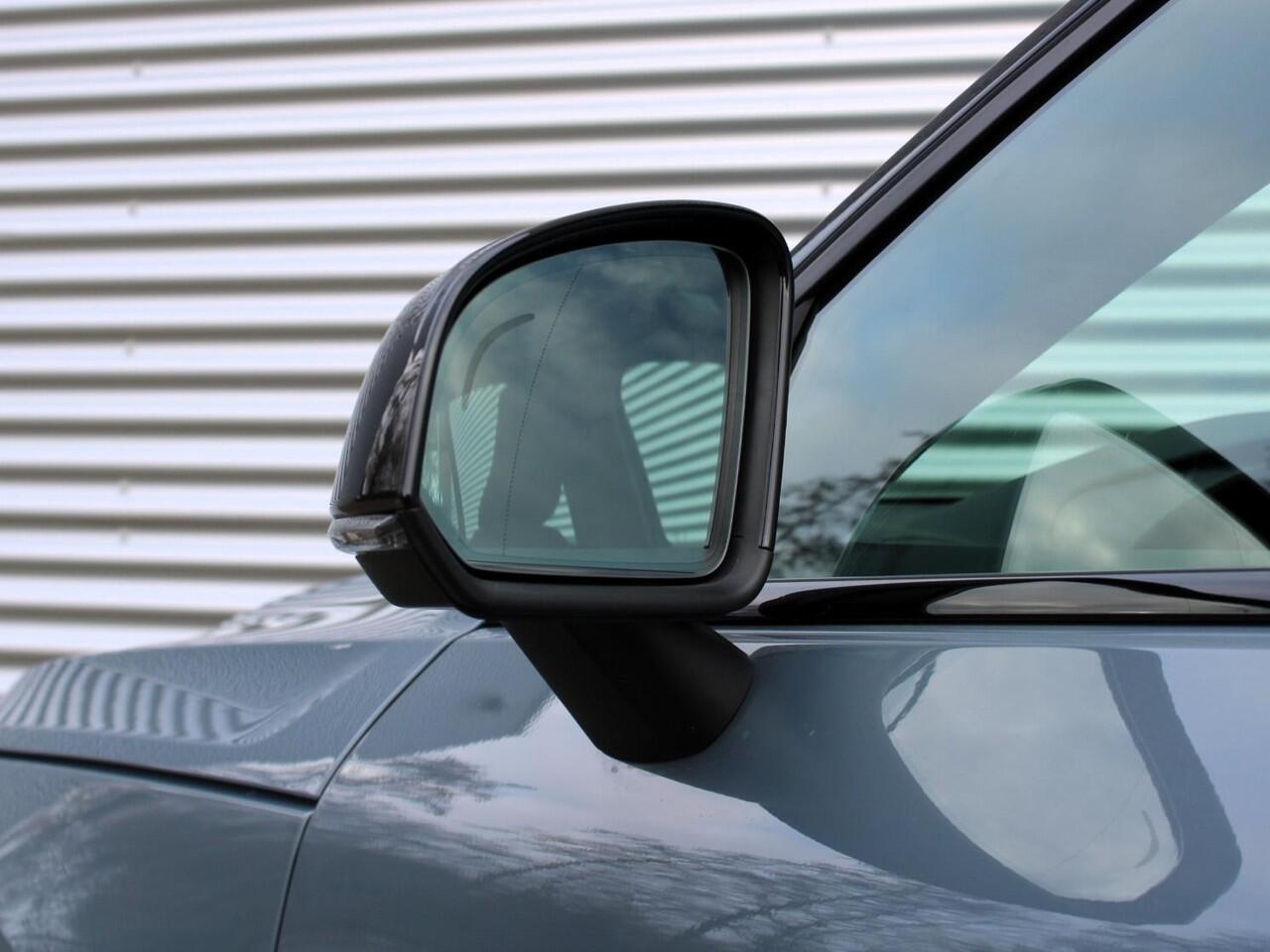 Volvo XC40 Recharge P8 AWD R-Design Automaat / 20" velgen / Trekhaak / BLISS / Google Maps navi