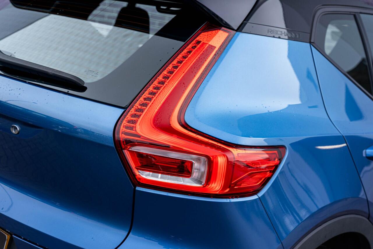 Volvo XC40 Recharge P8 AWD R-Design | Google | Adaptieve Cruise Control | Schuif-/Kanteldak | 360 Camera | Harman Kardon Audio | Zitverlenging | Elek. Achterklep | Dodehoekdetectie | Stoel-/Stuurverwarming | Park Assist | Apple Carplay | 19" LM