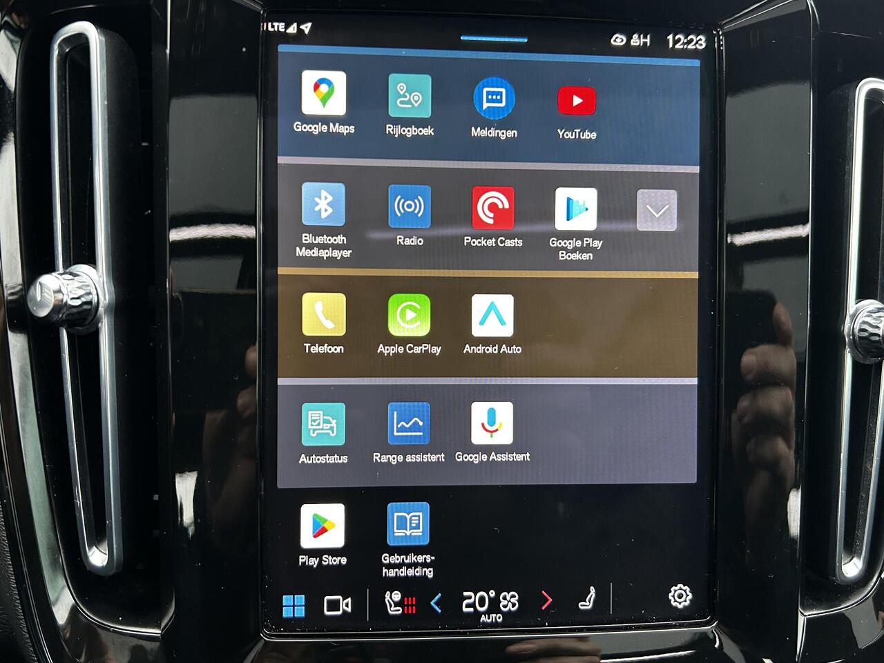 Volvo XC40 Recharge P8 AWD R-Design Panoramadak, Trekhaak semi elektrisch wegklapbaar, Stoelverwarming, Stuurverwarming, Driver assist, BLIS, Adaptive cruise, Harman Kardon Premium audio, Parkeer camera 360Gr.