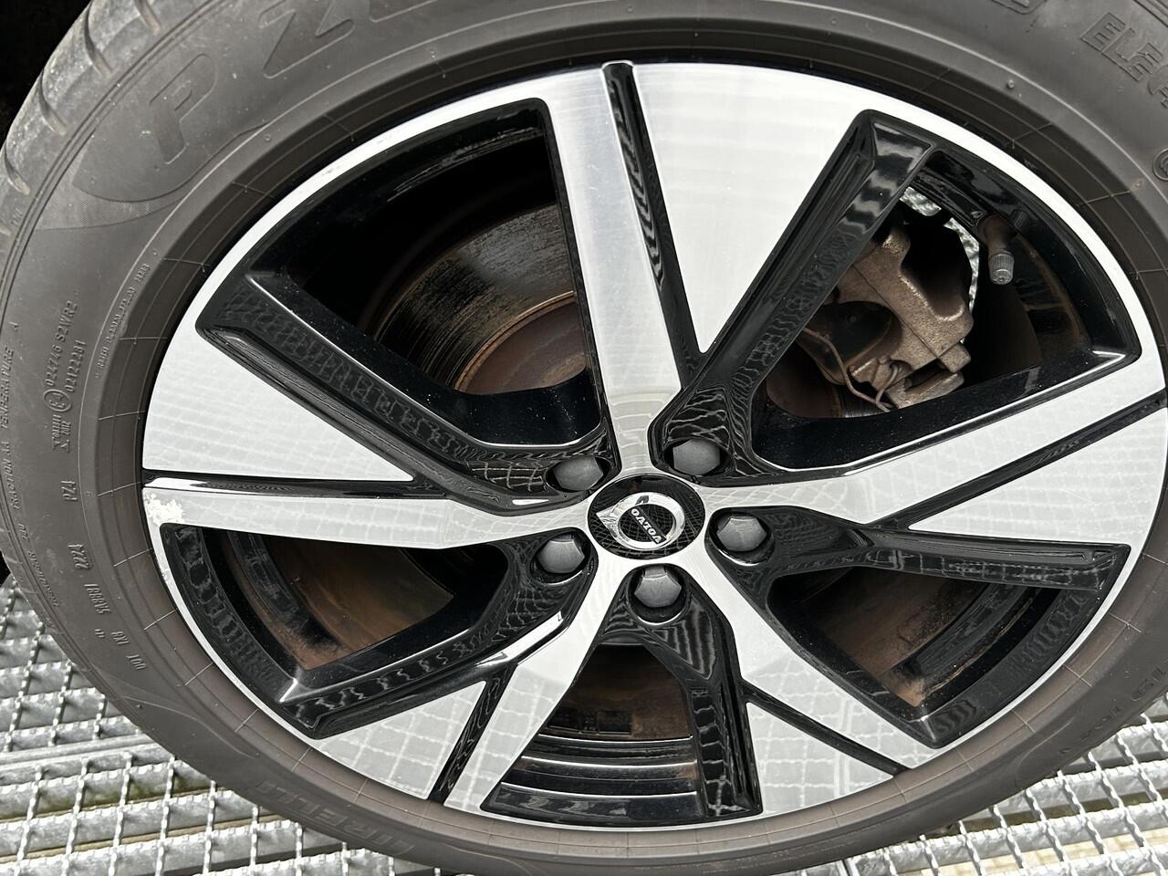 Volvo XC40 Recharge P8 AWD R-Design Panoramadak, Trekhaak semi elektrisch wegklapbaar, Stoelverwarming, Stuurverwarming, Driver assist, BLIS, Adaptive cruise, Harman Kardon Premium audio, Parkeer camera 360Gr.