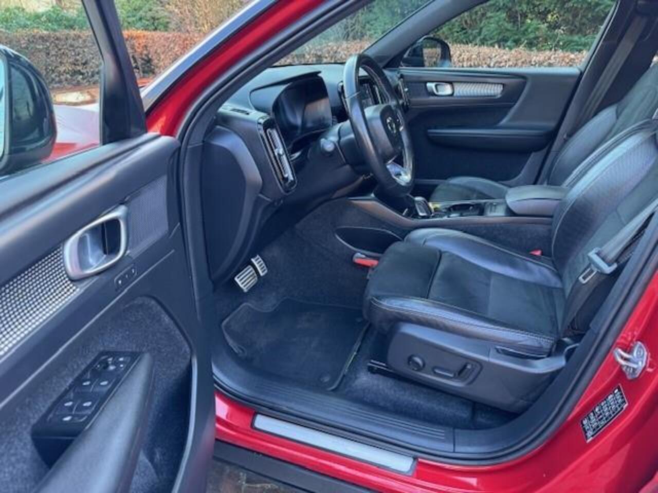 Volvo XC40 RECHARGE P8 AWD R-DESIGN WARMTEPOMP/TREKHAAK/ACARPLAY/360CAM/FABRIEKSGARANTIE