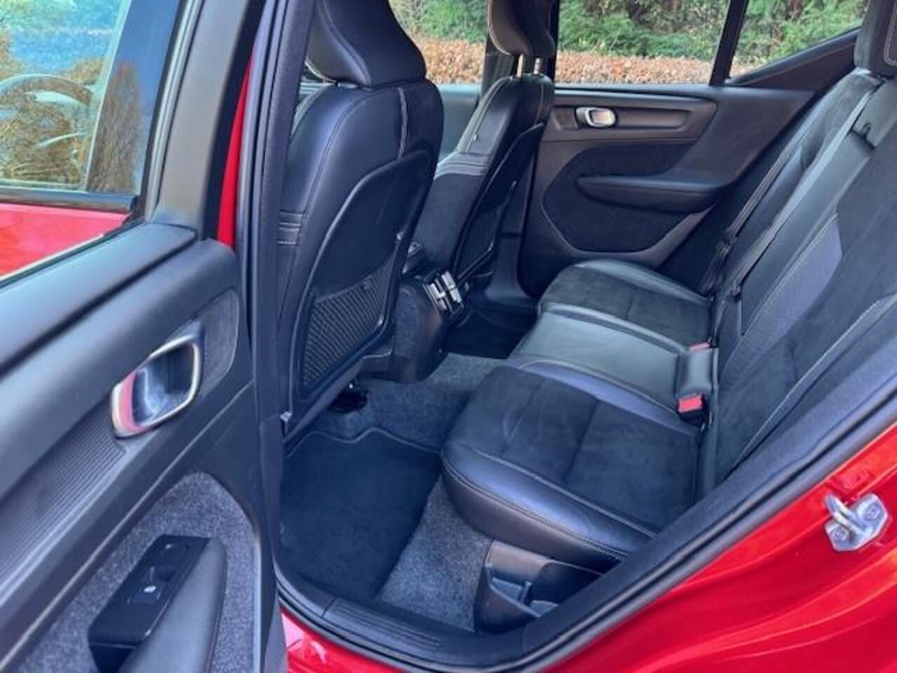 Volvo XC40 RECHARGE P8 AWD R-DESIGN WARMTEPOMP/TREKHAAK/ACARPLAY/360CAM/FABRIEKSGARANTIE