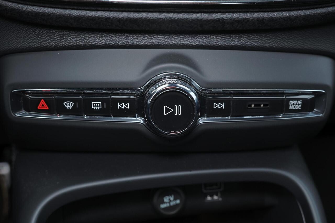 Volvo XC40 T5 Recharge R-Design - Panorama/schuifdak - IntelliSafe Assist & Surround - Harman/Kardon audio - Parkeercamera achter - Parkeersensoren voor & achter - Draadloze tel. lader - 19' LMV