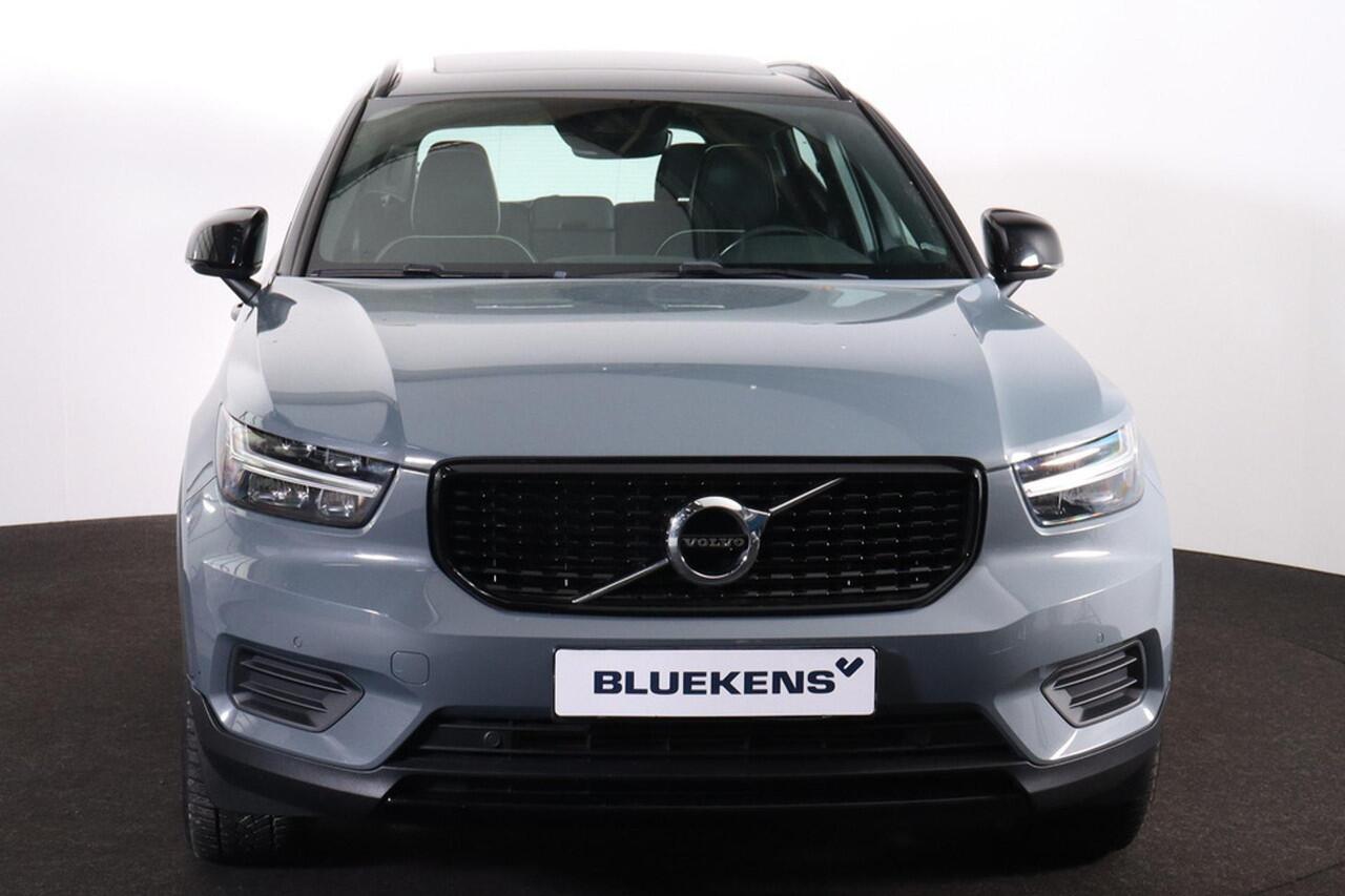 Volvo XC40 T5 Recharge R-Design - Panorama/schuifdak - IntelliSafe Assist & Surround - Harman/Kardon audio - Parkeercamera achter - Parkeersensoren voor & achter - Draadloze tel. lader - 19' LMV