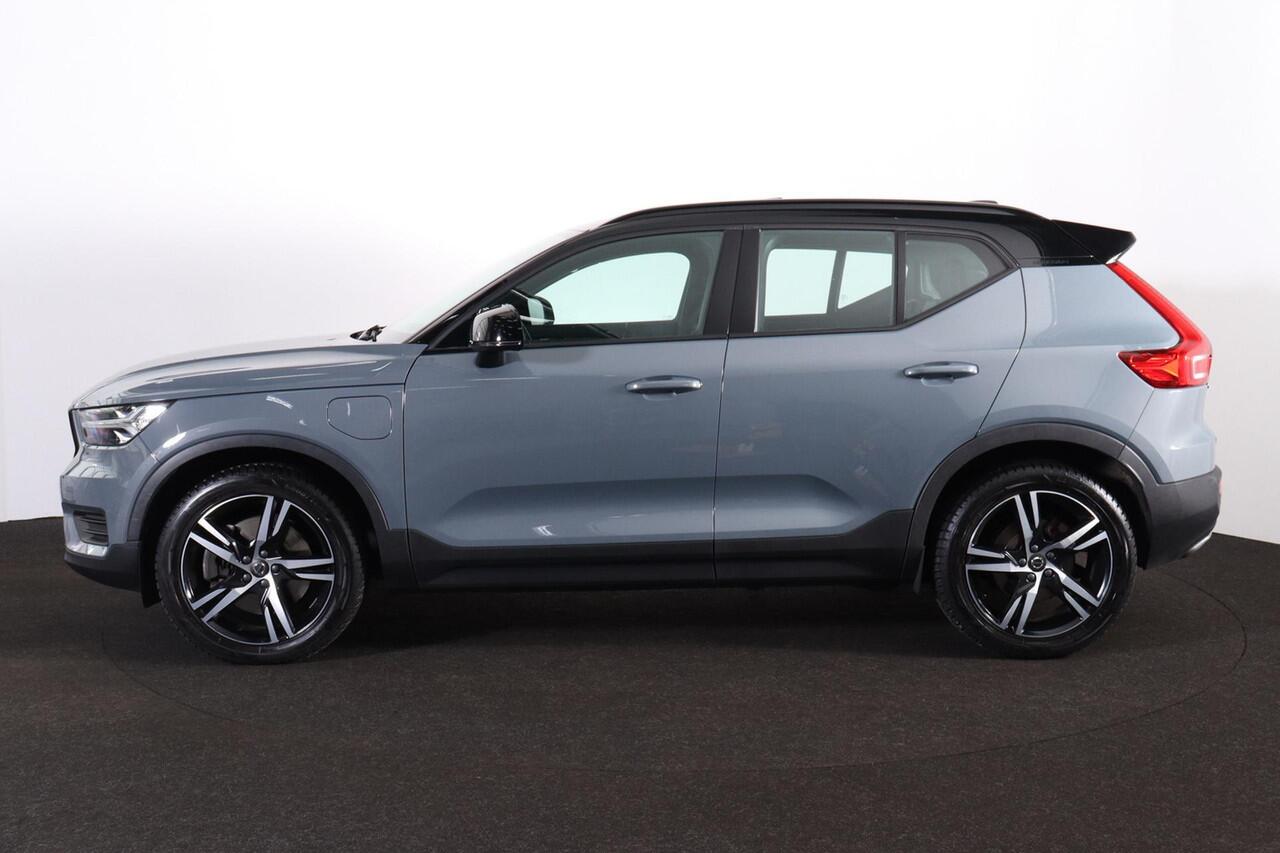 Volvo XC40 T5 Recharge R-Design - Panorama/schuifdak - IntelliSafe Assist & Surround - Harman/Kardon audio - Parkeercamera achter - Parkeersensoren voor & achter - Draadloze tel. lader - 19' LMV