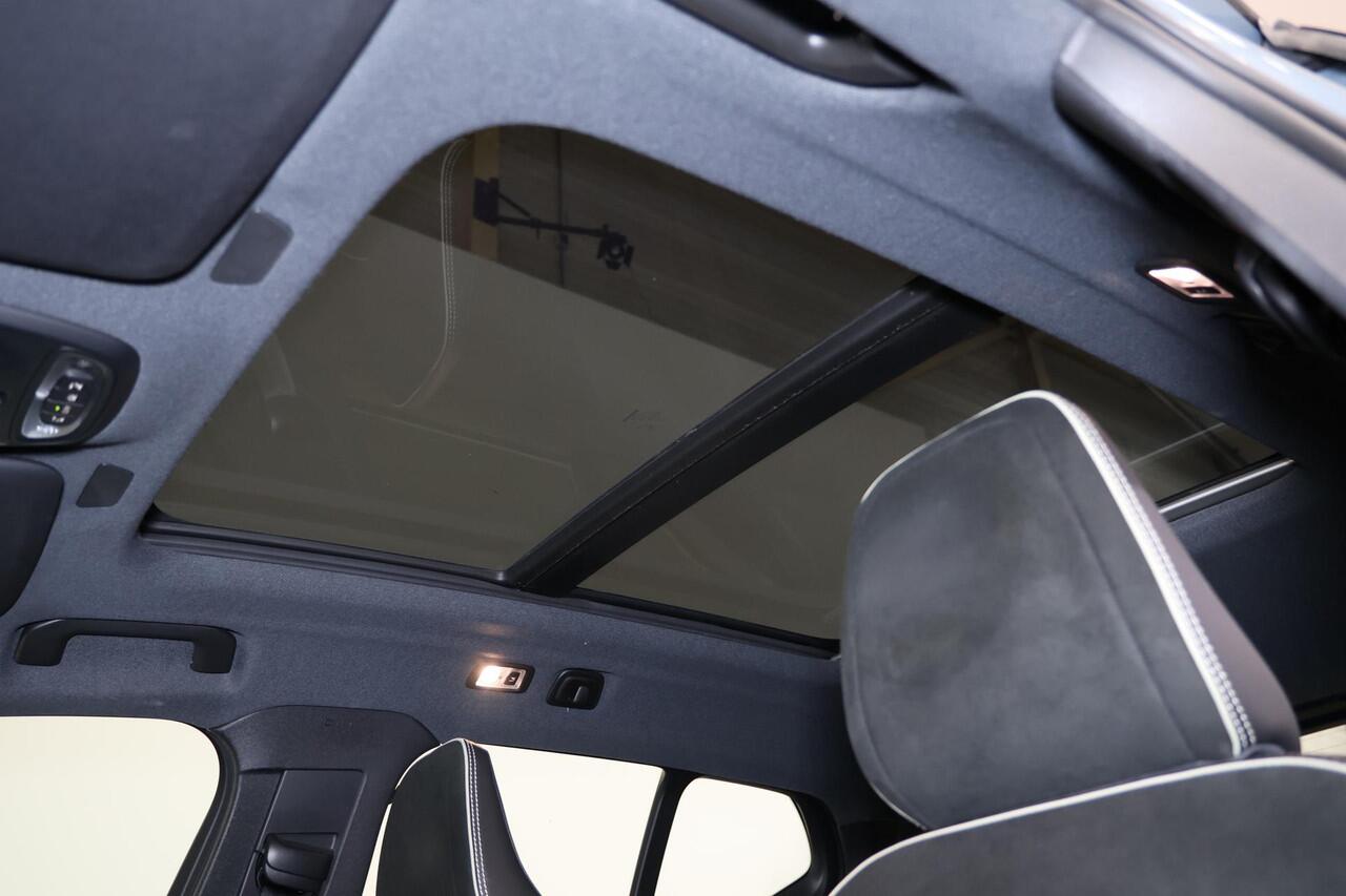 Volvo XC40 T5 Recharge R-Design - Panorama/schuifdak - IntelliSafe Assist & Surround - Harman/Kardon audio - Parkeercamera achter - Parkeersensoren voor & achter - Draadloze tel. lader - 19' LMV