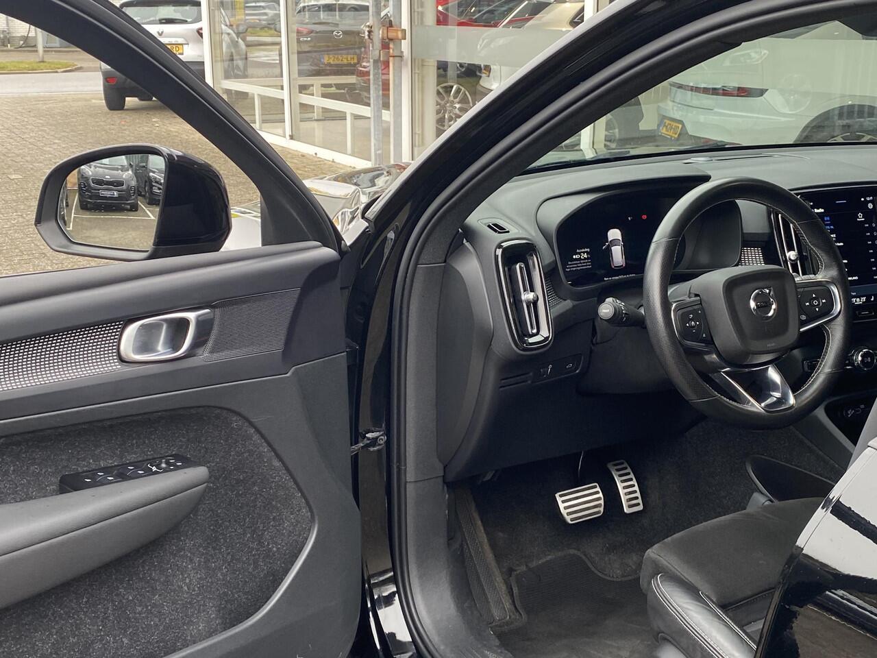 Volvo XC40 Recharge P8 AWD R-Design / Automaat / NL-Auto / Dealer-Onderhouden / Pilot-Assist / Standkachel / Stuur- en Stoelverwarming / Elektr.-Wegklapbare Trekhaak / LED / Keyless / Dodehoek-Detectie / Elektr.-Achterklep / Apple-Carplay & Android-Auto / DAB Radio-