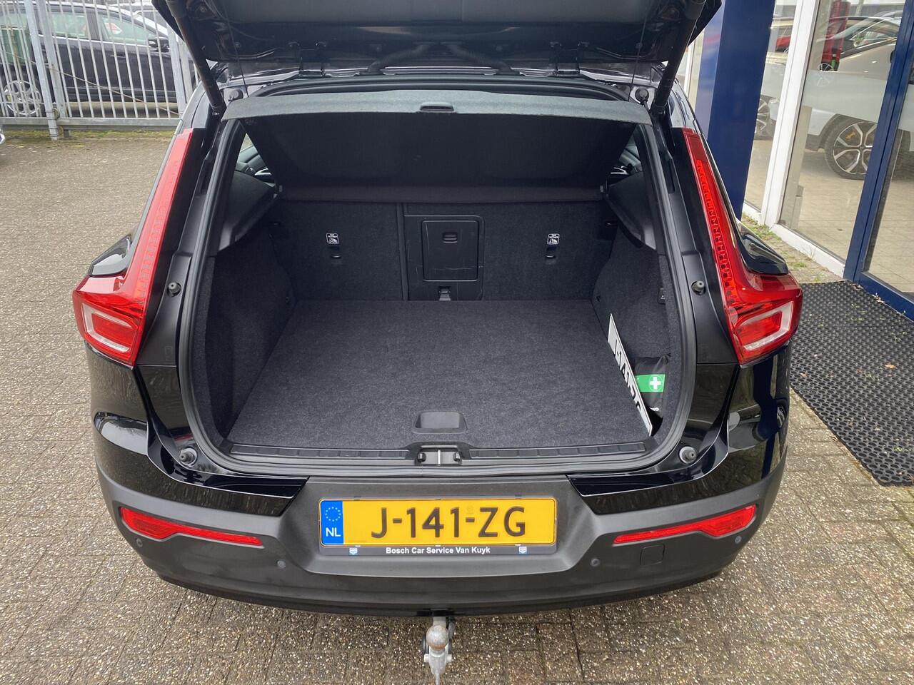 Volvo XC40 Recharge P8 AWD R-Design / Automaat / NL-Auto / Dealer-Onderhouden / Pilot-Assist / Standkachel / Stuur- en Stoelverwarming / Elektr.-Wegklapbare Trekhaak / LED / Keyless / Dodehoek-Detectie / Elektr.-Achterklep / Apple-Carplay & Android-Auto / DAB Radio-