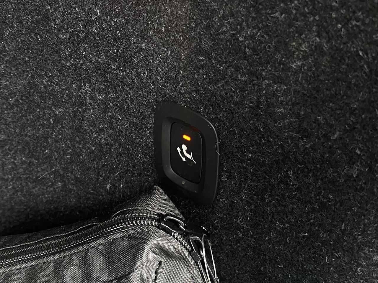 Volvo XC40 Recharge P8 AWD R-Design / Automaat / NL-Auto / Dealer-Onderhouden / Pilot-Assist / Standkachel / Stuur- en Stoelverwarming / Elektr.-Wegklapbare Trekhaak / LED / Keyless / Dodehoek-Detectie / Elektr.-Achterklep / Apple-Carplay & Android-Auto / DAB Radio-