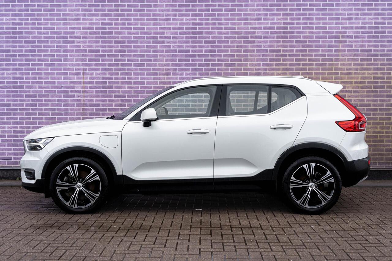 Volvo XC40 T5 Recharge Inscription | Navigatie | Adaptieve Cruise Control | Panoramadak | Harman Kardon Audio | Elek. Stoelen | 360 Camera | Voorruit Verwarming | Stoel-/Stuurverwarming | Park Assist | Draadloos Opladen Telefoon | Dodehoekdetectie | Pilot Assist | B