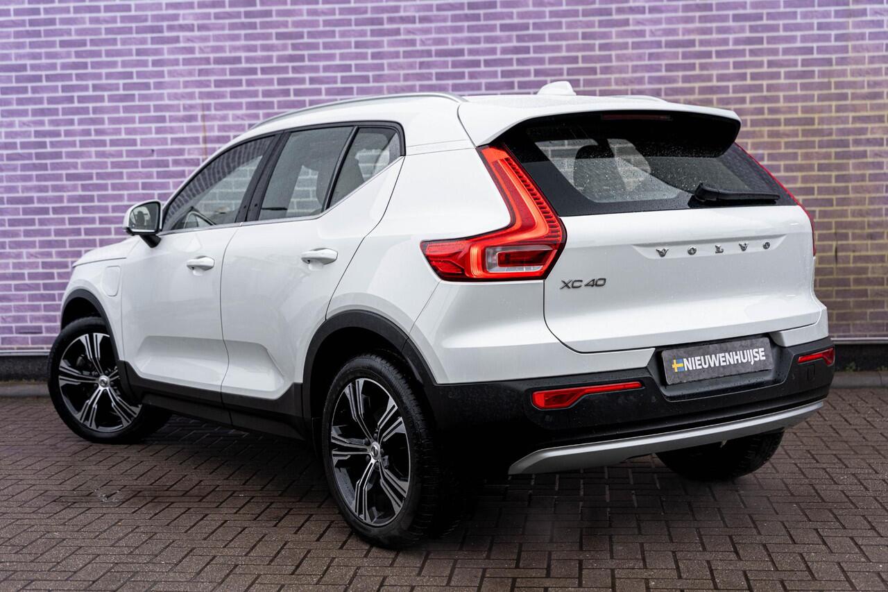 Volvo XC40 T5 Recharge Inscription | Navigatie | Adaptieve Cruise Control | Panoramadak | Harman Kardon Audio | Elek. Stoelen | 360 Camera | Voorruit Verwarming | Stoel-/Stuurverwarming | Park Assist | Draadloos Opladen Telefoon | Dodehoekdetectie | Pilot Assist | B