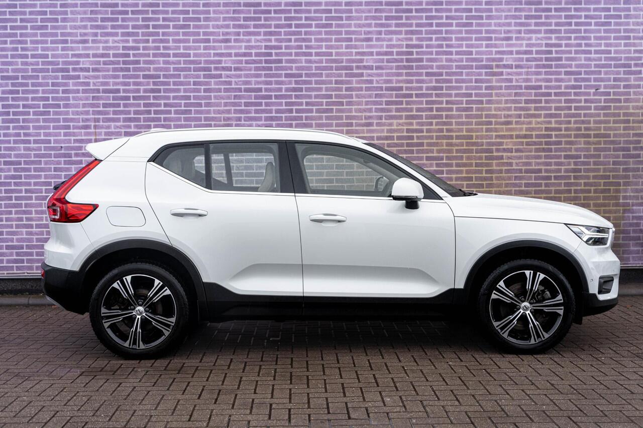 Volvo XC40 T5 Recharge Inscription | Navigatie | Adaptieve Cruise Control | Panoramadak | Harman Kardon Audio | Elek. Stoelen | 360 Camera | Voorruit Verwarming | Stoel-/Stuurverwarming | Park Assist | Draadloos Opladen Telefoon | Dodehoekdetectie | Pilot Assist | B