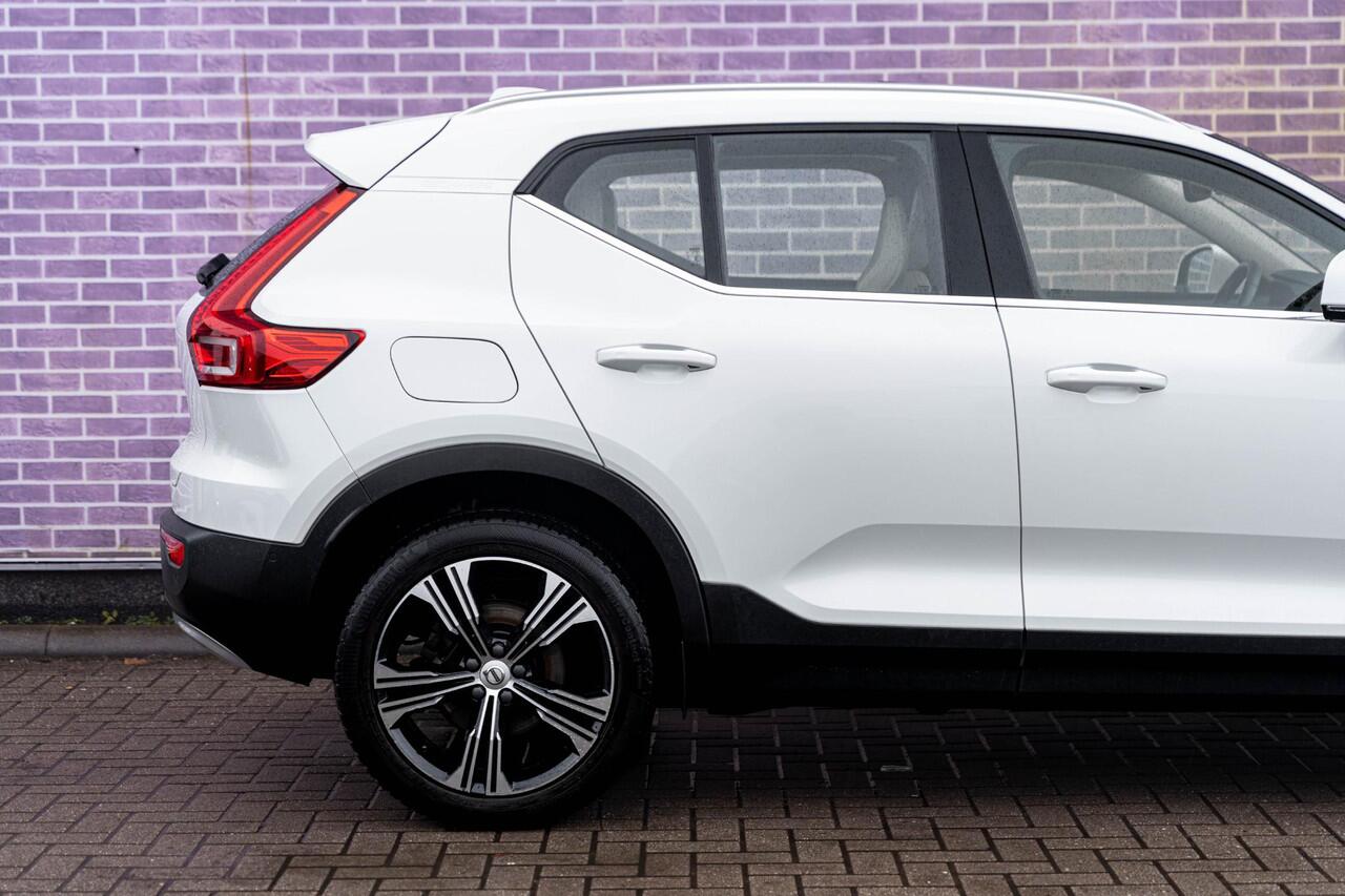 Volvo XC40 T5 Recharge Inscription | Navigatie | Adaptieve Cruise Control | Panoramadak | Harman Kardon Audio | Elek. Stoelen | 360 Camera | Voorruit Verwarming | Stoel-/Stuurverwarming | Park Assist | Draadloos Opladen Telefoon | Dodehoekdetectie | Pilot Assist | B
